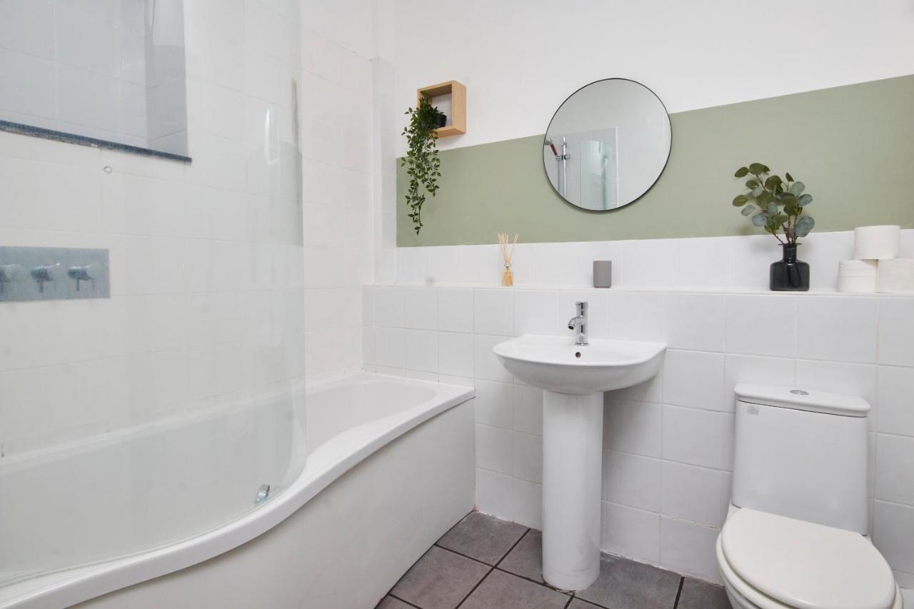 Wonderful Apartment In Bath With Garden - Sleeps 8 Bagian luar foto